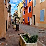 De A 700 Metres De La Plage, Totalement Independant Et Accessible Par Un Escalier Exterieur * サント・マキシム