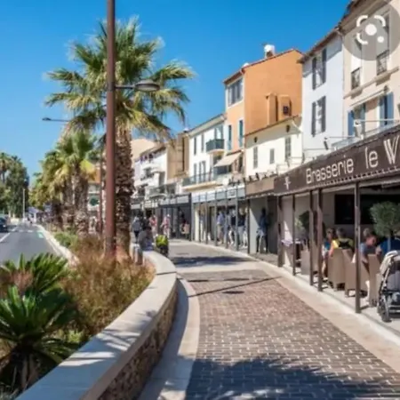 De A 700 Metres De La Plage, Totalement Independant Et Accessible Par Un Escalier Exterieur Sainte-Maxime