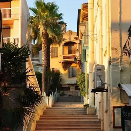 アパート De A 700 Metres De La Plage, Totalement Independant Et Accessible Par Un Escalier Exterieur