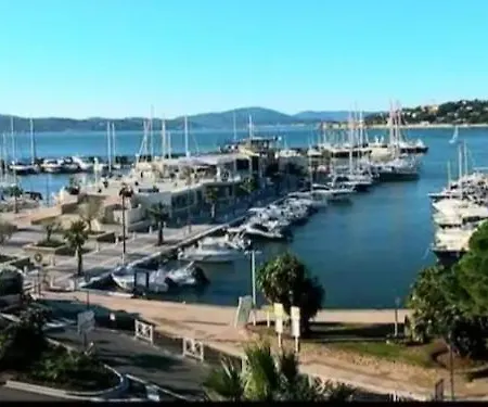 De A 700 Metres De La Plage, Totalement Independant Et Accessible Par Un Escalier Exterieur *