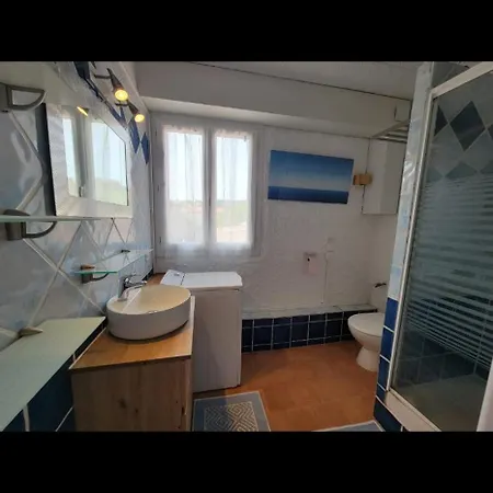 De A 700 Metres De La Plage, Totalement Independant Et Accessible Par Un Escalier Exterieur アパート サント・マキシム