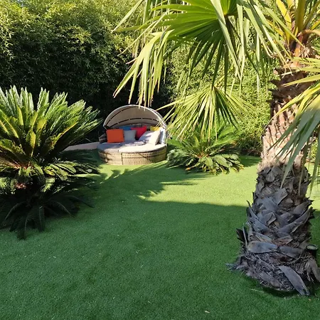Apartment De A 700 Metres De La Plage, Totalement Independant Et Accessible Par Un Escalier Exterieur *