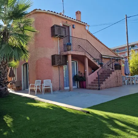 De A 700 Metres De La Plage, Totalement Independant Et Accessible Par Un Escalier Exterieur *