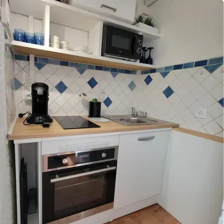 De à 700 Mètres De La Plage, Totalement Indépendant Et Accessible Par Un Escalier Extérieur Apartamento